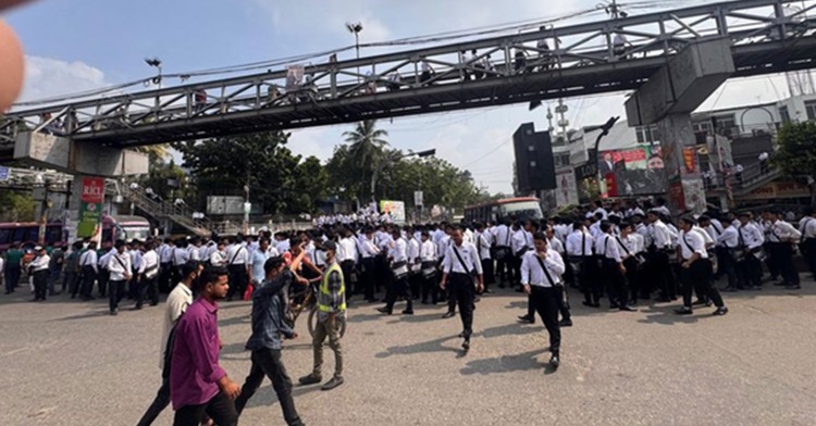 সায়েন্স ল্যাবে ঢাকা কলেজের শিক্ষার্থীদের সড়ক অবরোধ