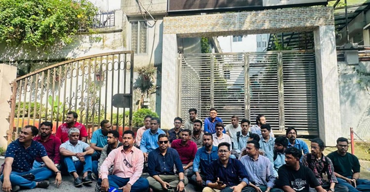 চট্টগ্রামে যমুনা টিভির সাংবাদিককে ‘ফ্যাসিস্ট’ আখ্যা দিয়ে মারধর