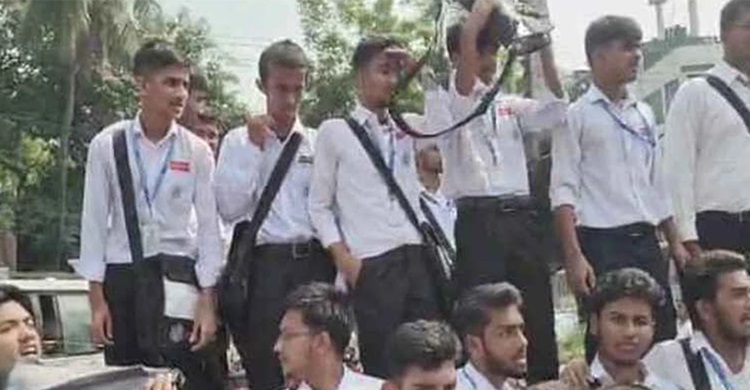 ঢাকা কলেজ শিক্ষার্থীদের সায়েন্সল্যাব মোড় অবরোধ