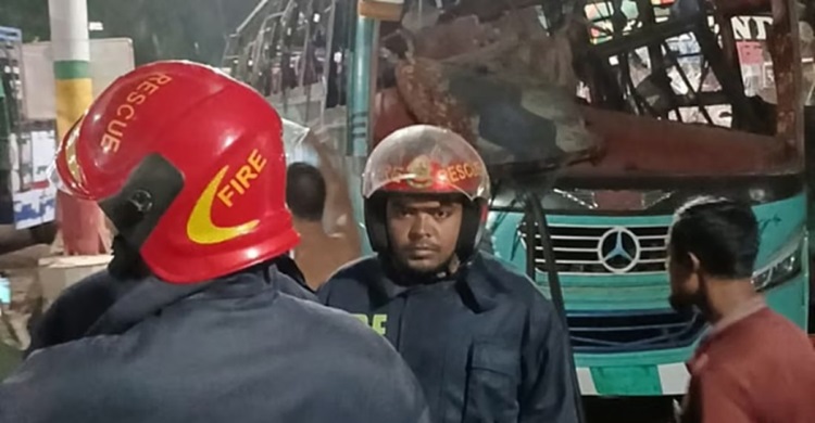গ্যাস পাম্পে বাসের সিলিন্ডার বিস্ফোরণ, আহত ৪