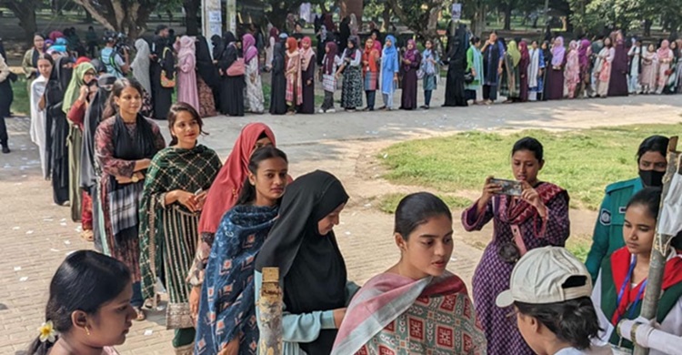 রাকসু নির্বাচনে ভোটারদের দীর্ঘ লাইন