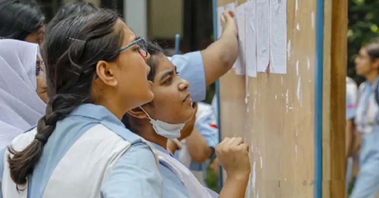 প্রায় অর্ধেক পরীক্ষার্থীই এবার উচ্চমাধ্যমিকের চৌকাঠ পেরুতে পারেননি