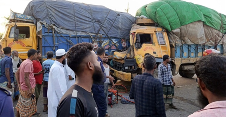 ত্রিশালে দাঁড়িয়ে থাকা ট্রাকে আরেক ট্রাকের ধাক্কায় চালকসহ নিহত ২