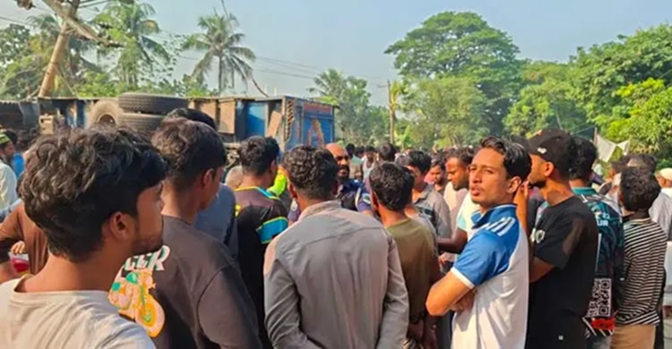 পাবনায় ট্রাকচাপায় দুই শিক্ষার্থীসহ নিহত ৩
