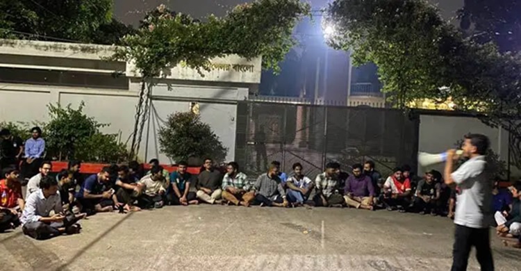 ধর্ম অবমাননার অভিযোগে শেকৃবি শিক্ষার্থীদের বিক্ষোভ