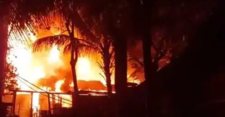 থানচির বলিবাজারে ভয়াবহ অগ্নিকাণ্ডে ১১ দোকান পুড়ে ছাই