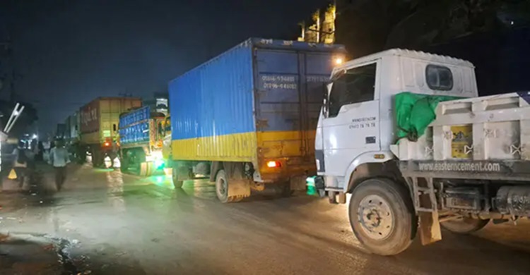 ১২ ঘণ্টা পরও স্বাভাবিক হয়নি ঢাকা-সিলেট মহাসড়কের যান চলাচল