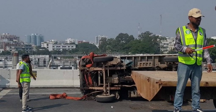 এক্সপ্রেসওয়েতে উল্টে গেছে কাভার্ড ভ্যান, দীর্ঘ যানজট