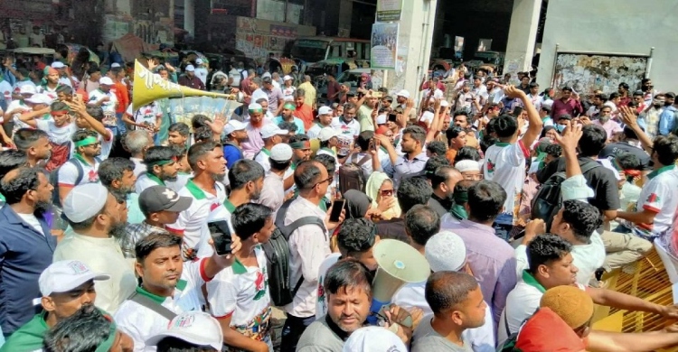 আলোচনা করতে সচিবালয়ে সাত কলেজের শিক্ষার্থীরা