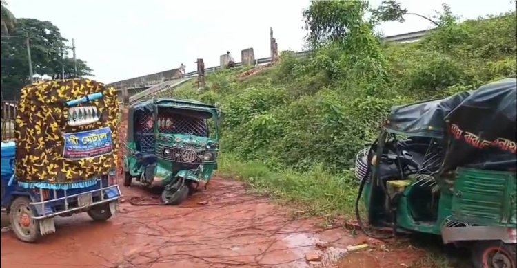 বাসের ধাক্কায় সিএনজি অটোরিকশার যাত্রী বউ-শাশুড়িসহ ৩ জন নিহত