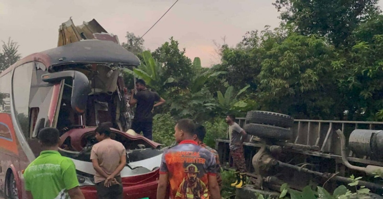 কাভার্ডভ্যানের পেছনে বাসের ধাক্কা, চালকের সহকারী নিহত