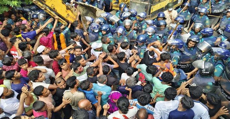 খুলনায় প্রতিরোধের মুখে উচ্ছেদ না করেই ফিরতে হলো প্রশাসনকে