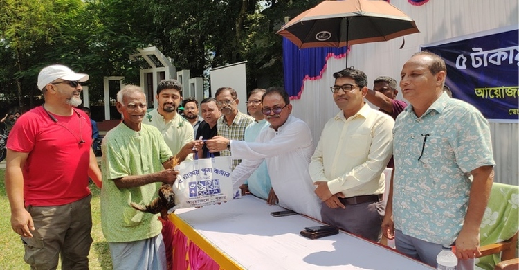 ৫ টাকায় পূজা বাজার পেল ৩ শতাধিক মানুষ