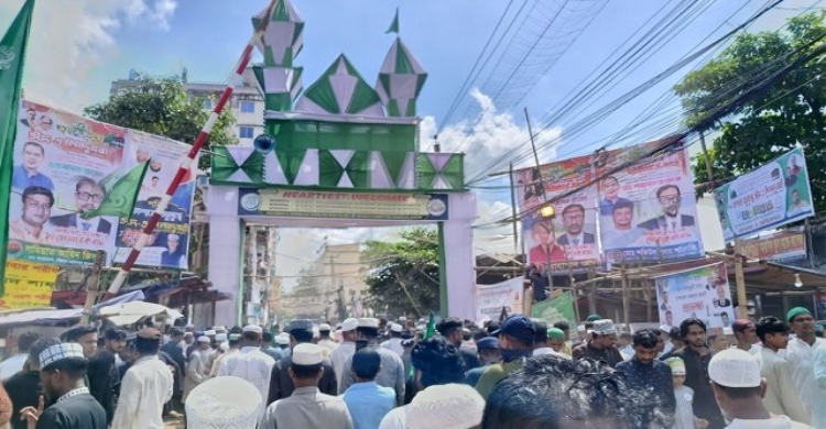 চট্টগ্রামে লাখো মানুষের উপস্থিতিতে চলছে বৃহত্তম জশনে জুলুস