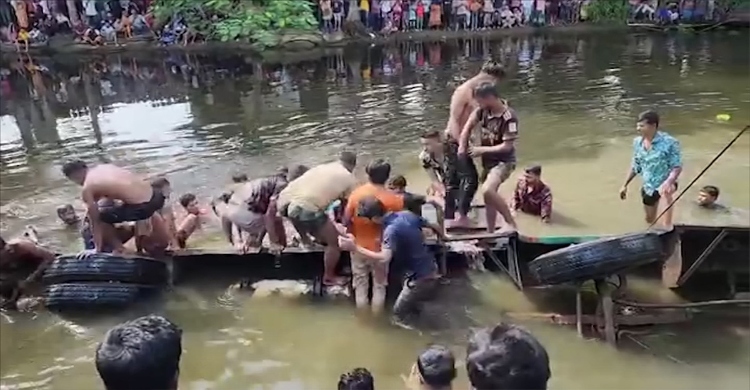 লক্ষ্মীপুরে নিয়ন্ত্রণ হারিয়ে খালে বাস, নিহত ২
