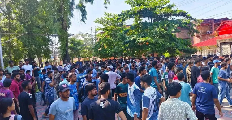 বাকৃবি: অনেকেই ছাড়ছেন হল, নির্দেশনা প্রত্যাখ্যান করে একাংশের বিক্ষোভ