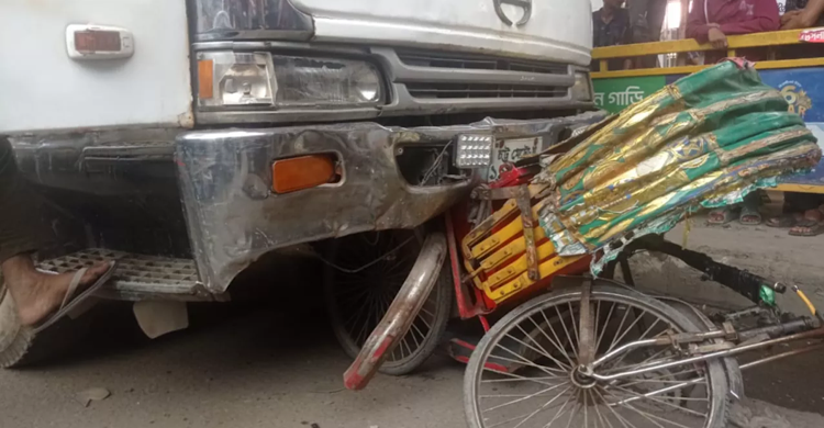 মৌচাকে লড়ির ধাক্কায় শিশুসহ ৫ জন আহত