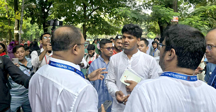 ডাকসু নির্বাচন: আবিদকে জড়িয়ে ধরে বিজ্ঞান অনুষদের ডিন বললেন, ‘সব খবর ভালো’