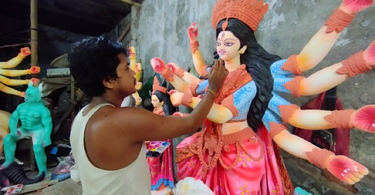 তুলির আঁচড়ে সাজছে প্রতিমা, অপেক্ষা মণ্ডপে তোলার