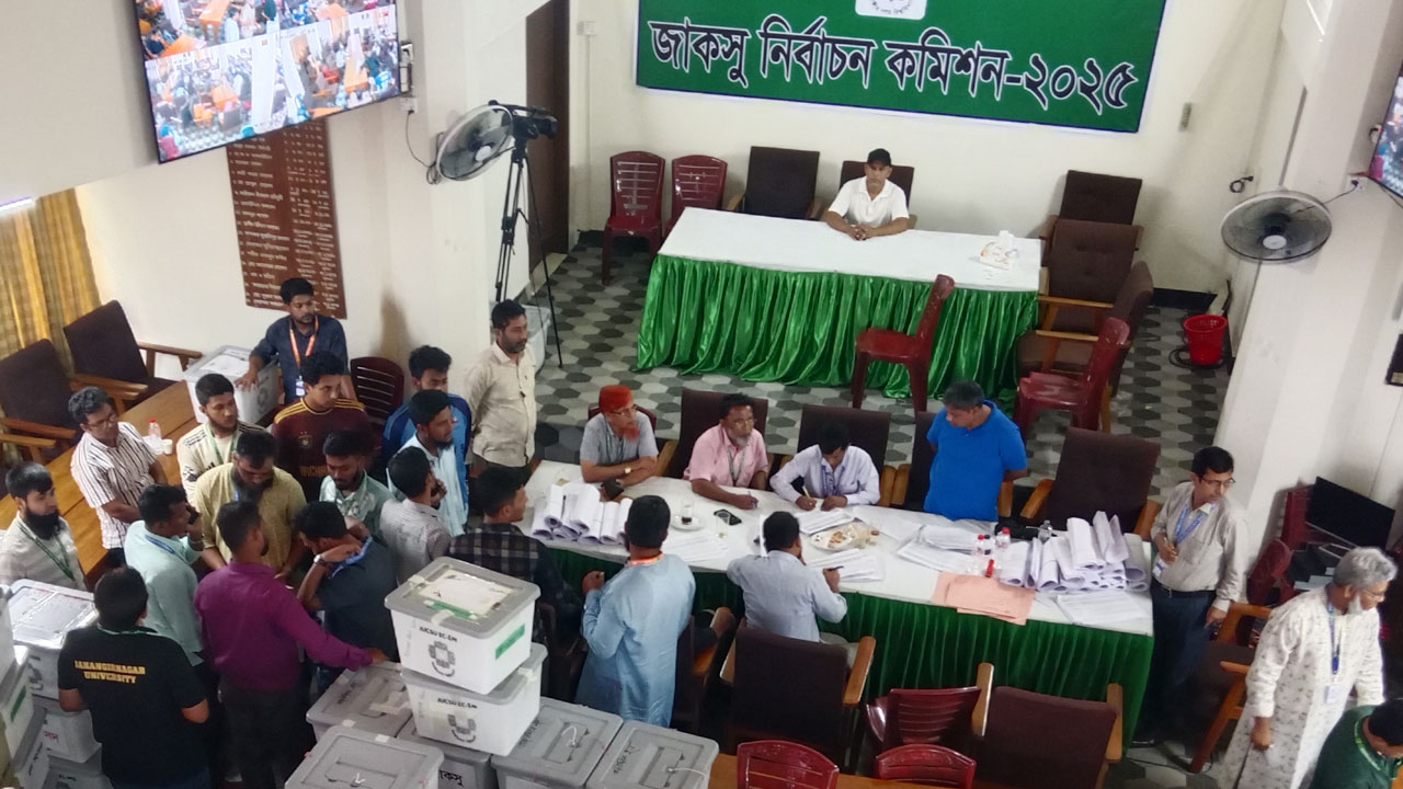জাকসু নির্বাচনের ভোট গণনা শেষ, ফলাফলের অপেক্ষা