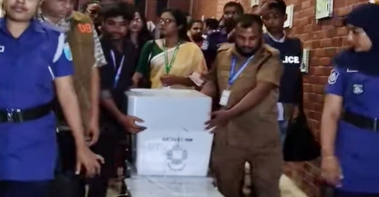 জাকসু নির্বাচন: ব্যালট বাক্স নেওয়া হচ্ছে প্রশাসনিক ভবনে, সতর্ক আইনশৃঙ্খলা বাহিনী