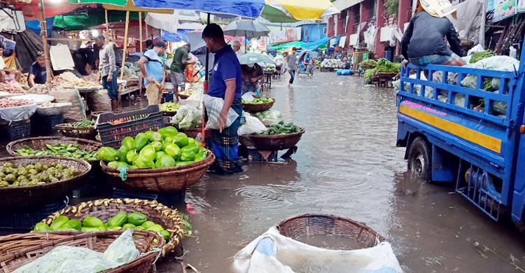 বৃষ্টিতে নাজেহাল কারওয়ানবাজার