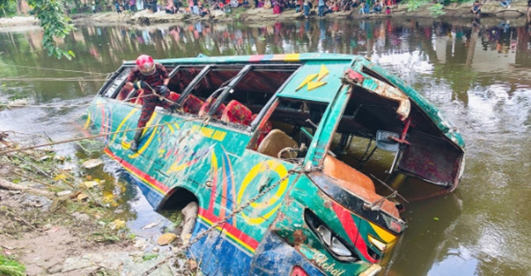 লক্ষ্মীপুরের রহমতখালী খালে যাত্রীবাহী বাস ডুবে নিহত বেড়ে ৫