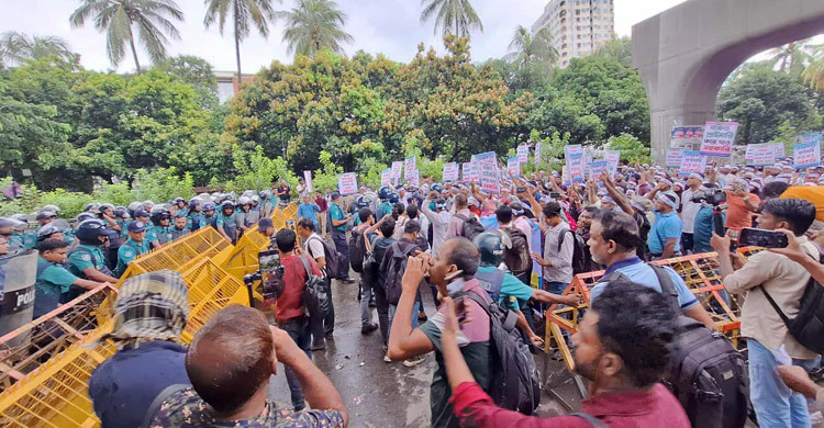 যমুনা অভিমুখে বেসরকারি শিক্ষকরা, পুলিশের সাউন্ড গ্রেনেড নিক্ষেপ