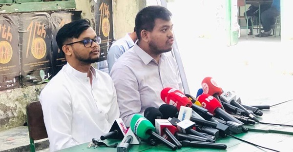 ডাকসু নির্বাচন থেকে সরে দাঁড়ালেন মাহিন, সমর্থন দিলেন বাকেরকে