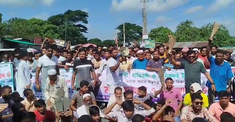 ফরিদপুরে আসন বিন্যাসের প্রতিবাদে দুই মহাসড়ক অবরোধ