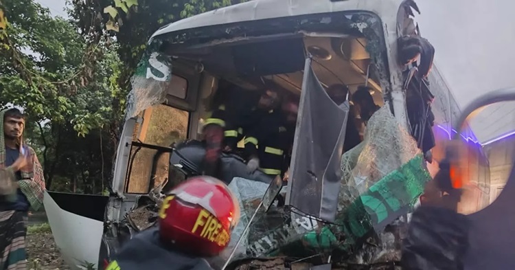ফেনীতে ট্রাকে বাসের ধাক্কায় নিহত ২