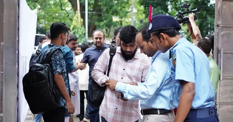 ডাকসু নির্বাচন: দুটি ব্যালট দেওয়ায় পোলিং অফিসারকে অব্যাহতি
