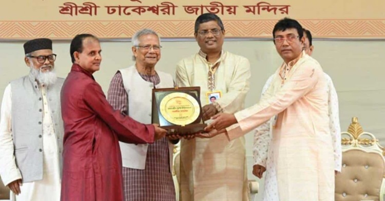 ঢাকেশ্বরী মন্দির পরিদর্শন করলেন প্রধান উপদেষ্টা