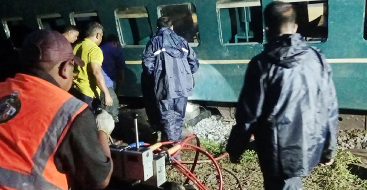 সাড়ে ১৩ ঘণ্টা পর চালু হলো লালমনিরহাট-ঢাকা রেল যোগাযোগ