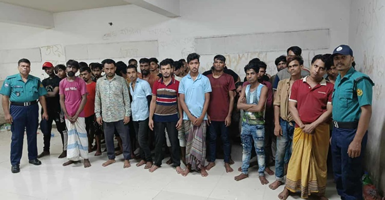 মোহাম্মদপুরের জেনেভা ক্যাম্পে পুলিশের অভিযান, গ্রেফতার ৪০