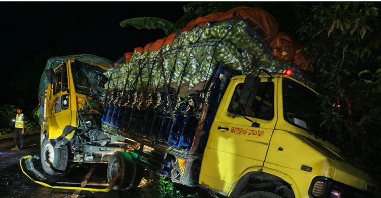 দাঁড়িয়ে থাকা ট্রাকে অপর ট্রাকের ধাক্কা, চালক-হেলপার নিহত
