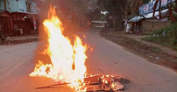 স্কুলছাত্রীকে ধর্ষণের প্রতিবাদে খাগড়াছড়িতে চলছে অবরোধ