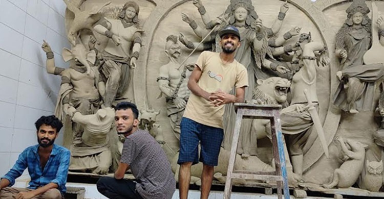 চাঁপাইনবাবগঞ্জে চলছে পূজার শেষ মুহূর্তের কাজ
