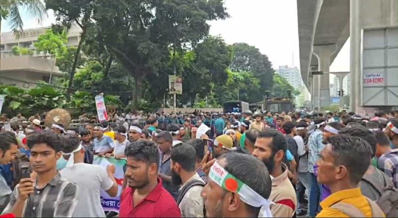 মালয়েশিয়া যেতে না পারা কর্মীদের কাওরান বাজারে সড়ক অবরোধ